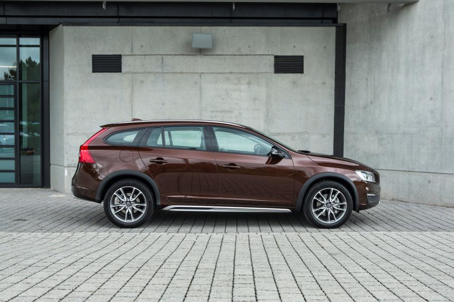  Volvo V60 D3 Cross Country 2015 года  (UK) (фото 10 из 22)